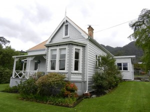 VillaSouthWestCornerMay2011 Villa north of Thames, New Zealand
